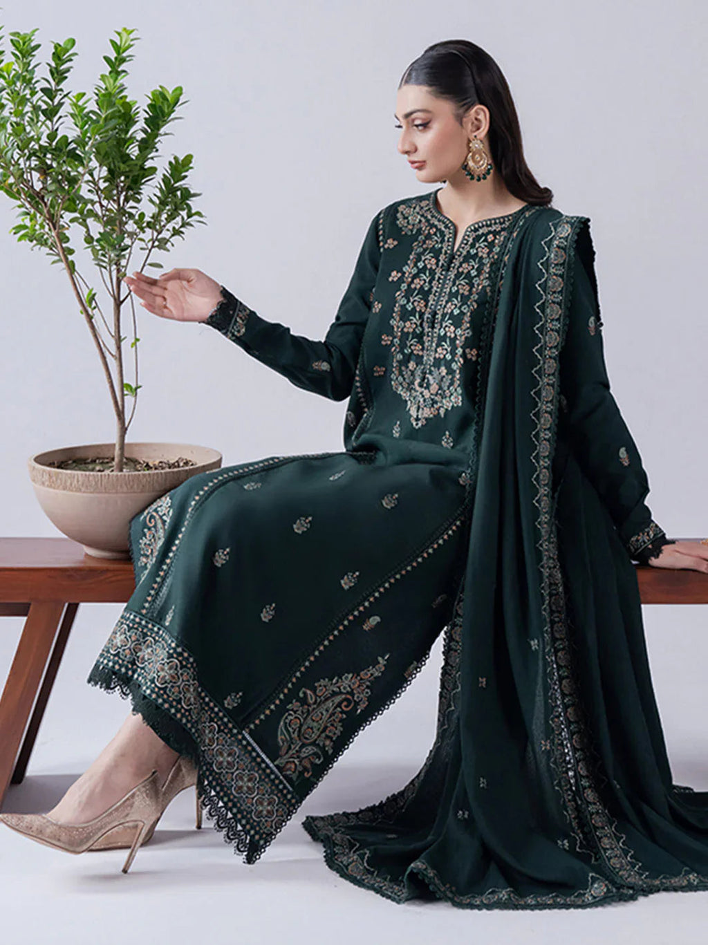 BRAND ASIM JOFA
Embroidered 3 Piece