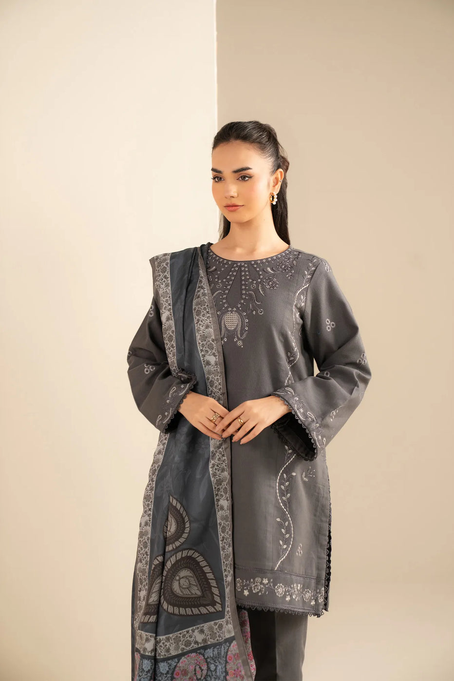 BRAND IZEL
Embroidered 3 Piece