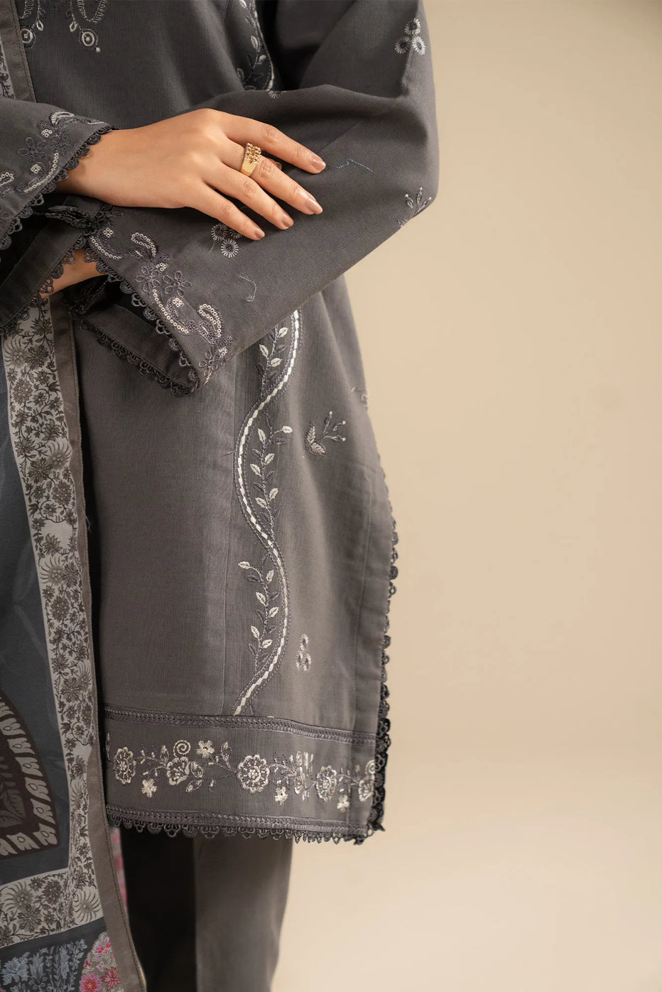 BRAND IZEL
Embroidered 3 Piece